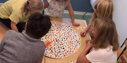 Børn spiller brætspil