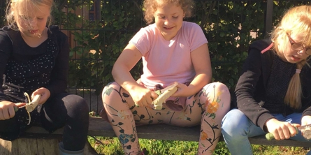 Tre piger snitter i solen