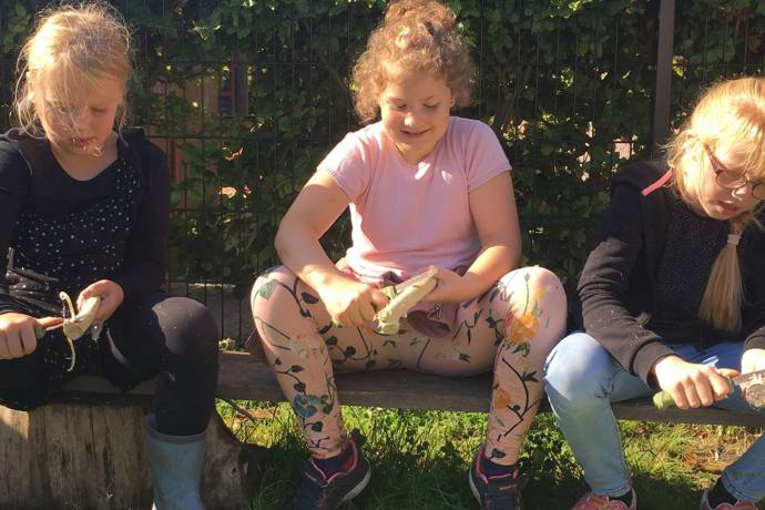 Tre piger snitter i solen