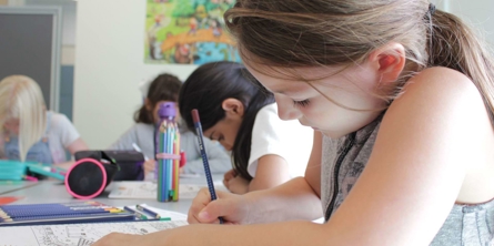 Pige laver skoleopgaver